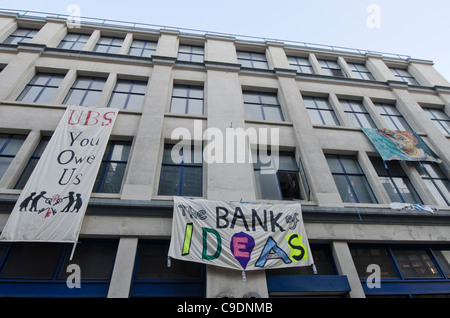 La giustizia economica gli attivisti occupato un ufficio abbandonato il blocco di proprietà della banca UBS ha aperto al pubblico - "banca delle idee" Foto Stock