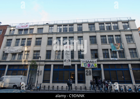 La giustizia economica gli attivisti occupato un ufficio abbandonato il blocco di proprietà della banca UBS ha aperto al pubblico - "banca delle idee" Foto Stock