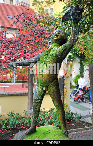 Praga, Repubblica Ceca. Giardini francescana / Frantiskanska zahrada. Statua del bambino Foto Stock