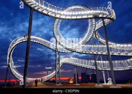 Scultura calpestabili 'Tiger e la Tartaruga - Magic Mountain', su un rifiuto industriale heap, in forma di un roller coaster. Foto Stock