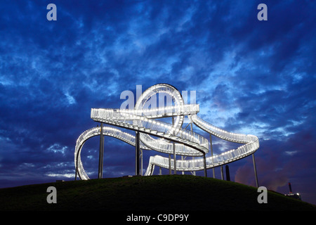 Scultura calpestabili 'Tiger e la Tartaruga - Magic Mountain', su un rifiuto industriale heap, in forma di un roller coaster. Foto Stock