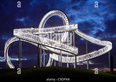Scultura calpestabili 'Tiger e la Tartaruga - Magic Mountain', su un rifiuto industriale heap, in forma di un roller coaster. Foto Stock