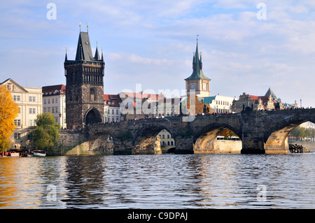 Praga, Repubblica Ceca. Il fiume Moldava Charles Bridge / Karluv più visto dall isola di Kampa nel mese di ottobre Foto Stock