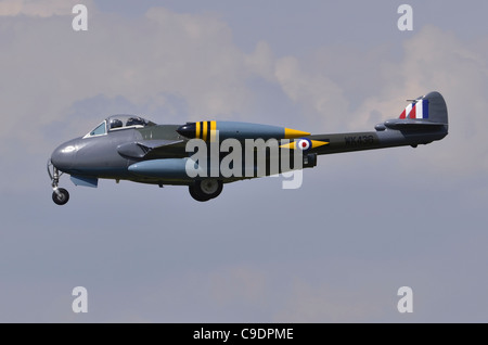 De Havilland Venom FB.50 aviogetti in le marcature e il camuffamento di 11 Squadron, RAF sulla rotta di avvicinamento per l'atterraggio a RAF Fairford, REGNO UNITO Foto Stock