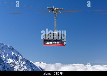 Aiguille du Midi funivia si avvicina a Plan de l'Aiguille Foto Stock