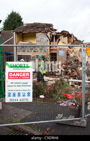 Ascot, Regno Unito, 24/11/2011 : House di Sutherland Chase, Ascot che è stato parzialmente distrutto da una esplosione. La causa dell'esplosione è il sospetto di una perdita di gas. Foto Stock