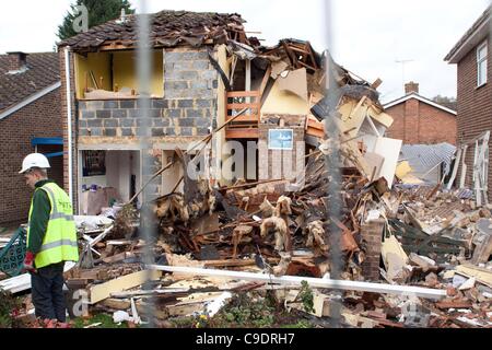 Ascot, Regno Unito, 24/11/2011 : House di Sutherland Chase, Ascot che è stato parzialmente distrutto da una esplosione. La causa dell'esplosione è il sospetto di una perdita di gas. Foto Stock