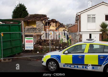 Ascot, Regno Unito, 24/11/2011 : House di Sutherland Chase, Ascot che è stato parzialmente distrutto da una esplosione. La causa dell'esplosione è il sospetto di una perdita di gas. Foto Stock