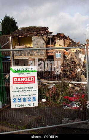 Ascot, Regno Unito, 24/11/2011 : House di Sutherland Chase, Ascot che è stato parzialmente distrutto da una esplosione. La causa dell'esplosione è il sospetto di una perdita di gas. Foto Stock