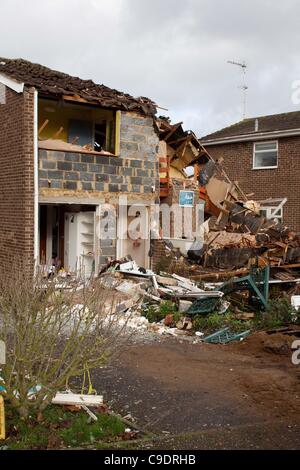 Ascot, Regno Unito, 24/11/2011 : House di Sutherland Chase, Ascot che è stato parzialmente distrutto da una esplosione. La causa dell'esplosione è il sospetto di una perdita di gas. Foto Stock