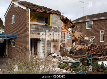 Ascot, Regno Unito, 24/11/2011 : House di Sutherland Chase, Ascot che è stato parzialmente distrutto da una esplosione. La causa dell'esplosione è il sospetto di una perdita di gas. Foto Stock