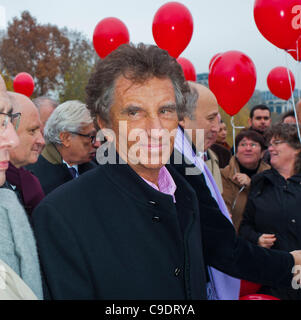 Parigi, Francia, Jack Lang, ex ministro della cultura dei socialisti (sotto Mitter-rand) ritratta il vecchio in strada con palloncini rossi, Partito socialista del lavoro Foto Stock