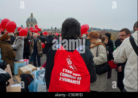 Parigi, Francia, acqua militanti di ONG in omaggio Memorial a Daniele Mitter-rand, maglietta slogan Foto Stock