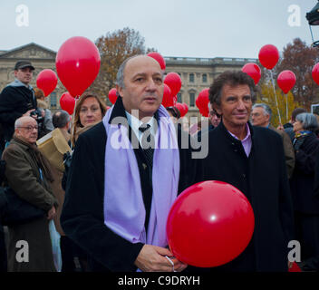 Parigi, Francia, Jack Lang, ex Ministro della Cultura (sotto Mitter-rand) e Laurent Fabius del Partito socialista laburista in omaggio al Memoriale di Daniele Mitter-rand, partito politico francese Foto Stock