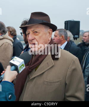 Parigi, Francia, uomo d'affari francese 'Pierre Bergé' (Sidaction), all'Homage Memorial, intervistato da Media on Street, anziani cresciuti Foto Stock