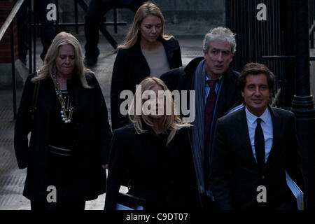 Londra, UK, 24/11/2011. NOTW Telefono vittima di hacking, attrice Sienna Miller ex fidanzata di attore Jude Law con avvocato Mark Thomson che arrivano alla Royal Courts of Justice per dare evidenza al Leveson Inchiesta su premere etica e pratiche Foto Stock