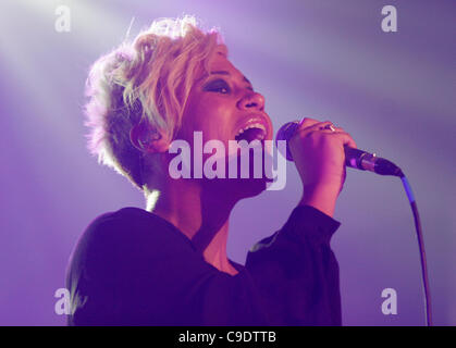 Londra, UK, 24/11/2011. Il cantante Emeli Sande esegue a Mencap's poco rumore delle sessioni in Hackney, Londra. La manifestazione è il terzo dei sei concerti di vari artisti in aiuto di Mencap, una carità di lavorare con persone con disabilità di apprendimento, le loro famiglie e i loro accompagnatori. Foto Stock