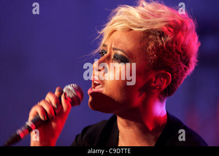 Londra, UK, 24/11/2011. Il cantante Emeli Sande esegue a Mencap's poco rumore delle sessioni in Hackney, Londra. La manifestazione è il terzo dei sei concerti di vari artisti in aiuto di Mencap, una carità di lavorare con persone con disabilità di apprendimento, le loro famiglie e i loro accompagnatori. Foto Stock