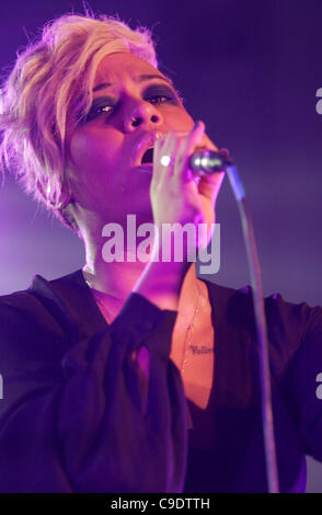 Londra, UK, 24/11/2011. Il cantante Emeli Sande esegue a Mencap's poco rumore delle sessioni in Hackney, Londra. La manifestazione è il terzo dei sei concerti di vari artisti in aiuto di Mencap, una carità di lavorare con persone con disabilità di apprendimento, le loro famiglie e i loro accompagnatori. Foto Stock