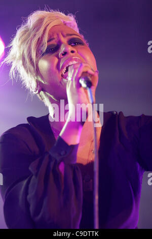 Londra, UK, 24/11/2011. Il cantante Emeli Sande esegue a Mencap's poco rumore delle sessioni in Hackney, Londra. La manifestazione è il terzo dei sei concerti di vari artisti in aiuto di Mencap, una carità di lavorare con persone con disabilità di apprendimento, le loro famiglie e i loro accompagnatori. Foto Stock