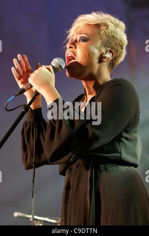 Londra, UK, 24/11/2011. Il cantante Emeli Sande esegue a Mencap's poco rumore delle sessioni in Hackney, Londra. La manifestazione è il terzo dei sei concerti di vari artisti in aiuto di Mencap, una carità di lavorare con persone con disabilità di apprendimento, le loro famiglie e i loro accompagnatori. Foto Stock