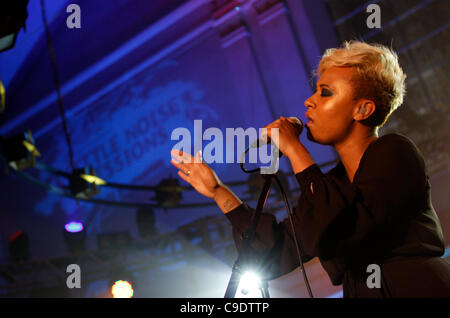 Londra, UK, 24/11/2011. Il cantante Emeli Sande esegue a Mencap's poco rumore delle sessioni in Hackney, Londra. La manifestazione è il terzo dei sei concerti di vari artisti in aiuto di Mencap, una carità di lavorare con persone con disabilità di apprendimento, le loro famiglie e i loro accompagnatori. Foto Stock