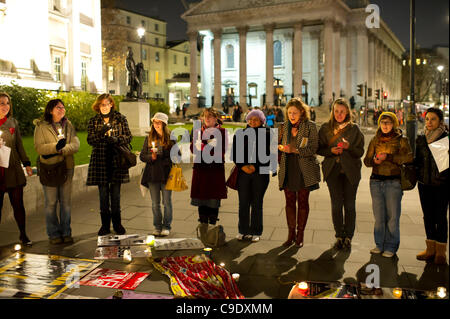 25 Nov Trafalgar Square, Londra. Milioni di donne campagna di aumento di organizzare un lume di candela veglia come parte dell'ONU Giornata Internazionale per lâ eliminazione della violenza contro le donne. Global la violenza contro le donne è in aumento e deve essere portato a conoscenza di persone e di governi. Foto Stock