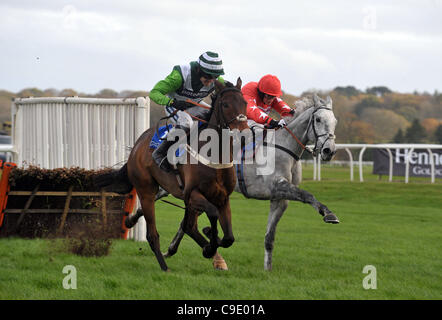 Roccia su Ruby cavalcato da Ruby Walsh prende l'ultimo e va a vincere da Impero Levant cavalcato da Harry Derham in Sportingbet ostacolo intermedio (registrati come il Gerry Feilden Hurdle) all ippodromo di Newbury, Berkshire - 26/11/2011 - Il Credit: Martin Dalton/TGSPHOTO Foto Stock