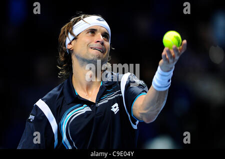 26.11.2011 Londra, Inghilterra. in azione contro durante la prima semi-finale match in Barclays ATP World Tour Finals presso l'Arena O2. Federer è andato a vincere con due set di amore e di progresso per la finale. Foto Stock