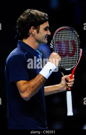 26.11.2011 Londra, Inghilterra. [4] Roger Federer (SUI) festeggia dopo aver battuto [5] David Ferrer (ESP) da due insiemi di amore durante il primo semi-finale match in Barclays ATP World Tour Finals presso l'Arena O2. Foto Stock