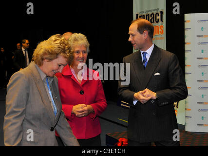 27.11.2011 Glasgow, Scozia. Scottish Campionato Internazionale di BADMINTON da Kelvin Hall di Glasgow. Prince Edward, Earl del Wessex parla alla testa SportScotland Louise Martin CBE Foto Stock