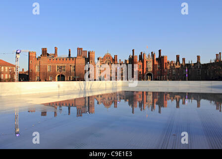 Pattinaggio su ghiaccio Hampton Court Palace chiuso come il ghiaccio si fonde a causa di unseasonably tempo caldo. 27/11/11 Inghilterra REGNO UNITO Foto Stock