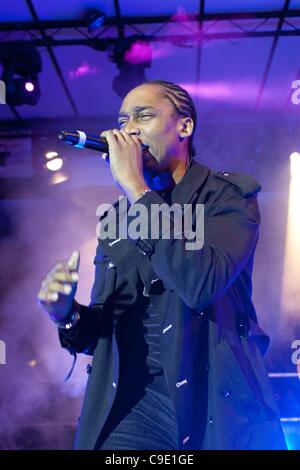 Bracknell, Regno Unito, 27/11/2011 : Lemar performanti a Bracknell centro città natale luce interruttore su On. Lemar era un concorrente su fama Academy nel 2002 e ha avuto 7 top ten UK singles e venduto oltre 2 milioni di album. Foto Stock