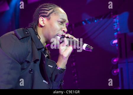 Bracknell, Regno Unito, 27/11/2011 : Lemar performanti a Bracknell centro città natale luce interruttore su On. Lemar era un concorrente su fama Academy nel 2002 e ha avuto 7 top ten UK singles e venduto oltre 2 milioni di album. Foto Stock