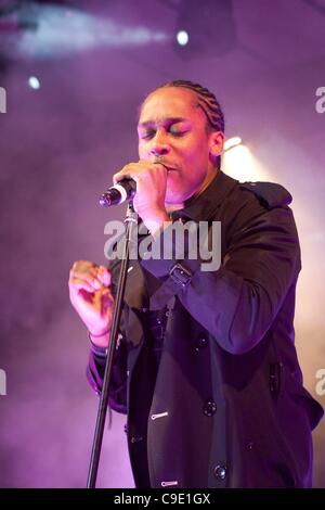 Bracknell, Regno Unito, 27/11/2011 : Lemar performanti a Bracknell centro città natale luce interruttore su On. Lemar era un concorrente su fama Academy nel 2002 e ha avuto 7 top ten UK singles e venduto oltre 2 milioni di album. Foto Stock