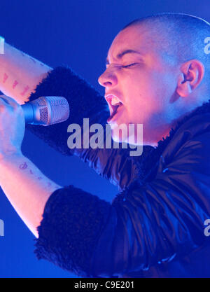 Londra, UK, 27/11/2011. Sinead O Connor cantare dal vivo a Mencap poche sessioni di rumore nella chiesa di San Giovanni a Hackney, Londra. L'evento è il concerto finale di sei da vari artisti in aiuto di Mencap, una carità di lavorare con persone con disabilità di apprendimento, le loro famiglie e i loro accompagnatori. Foto Stock