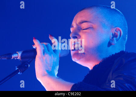 Londra, UK, 27/11/2011. Sinead O Connor cantare dal vivo a Mencap poche sessioni di rumore nella chiesa di San Giovanni a Hackney, Londra. L'evento è il concerto finale di sei da vari artisti in aiuto di Mencap, una carità di lavorare con persone con disabilità di apprendimento, le loro famiglie e i loro accompagnatori. Foto Stock