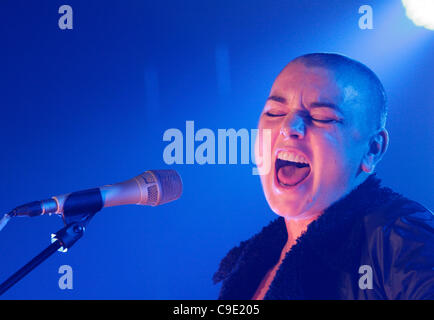 Londra, UK, 27/11/2011. Sinead O Connor cantare dal vivo a Mencap poche sessioni di rumore nella chiesa di San Giovanni a Hackney, Londra. L'evento è il concerto finale di sei da vari artisti in aiuto di Mencap, una carità di lavorare con persone con disabilità di apprendimento, le loro famiglie e i loro accompagnatori. Foto Stock