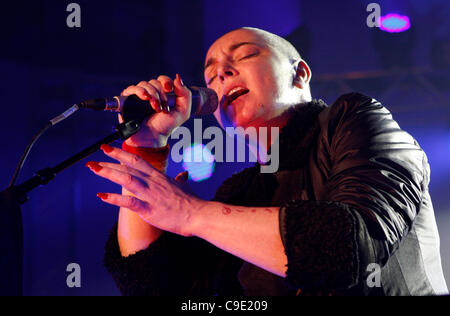 Londra, UK, 27/11/2011. Sinead O Connor cantare dal vivo a Mencap poche sessioni di rumore nella chiesa di San Giovanni a Hackney, Londra. L'evento è il concerto finale di sei da vari artisti in aiuto di Mencap, una carità di lavorare con persone con disabilità di apprendimento, le loro famiglie e i loro accompagnatori. Foto Stock