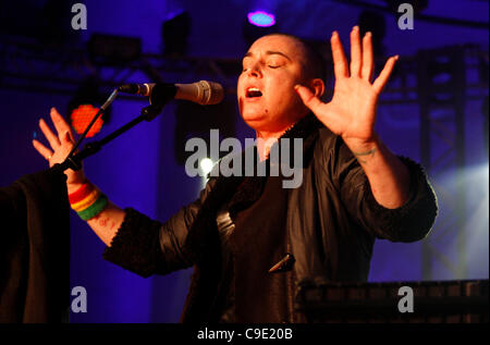 Londra, UK, 27/11/2011. Sinead O Connor cantare dal vivo a Mencap poche sessioni di rumore nella chiesa di San Giovanni a Hackney, Londra. L'evento è il concerto finale di sei da vari artisti in aiuto di Mencap, una carità di lavorare con persone con disabilità di apprendimento, le loro famiglie e i loro accompagnatori. Foto Stock