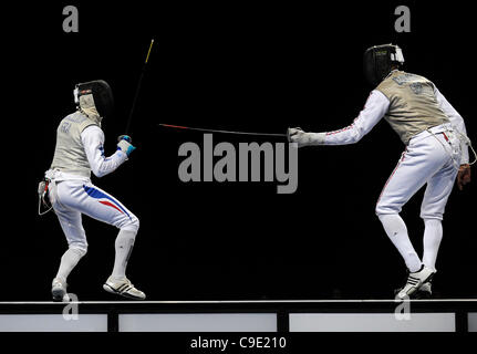 Macel MARCILLOUX (FRA) [sinistra] v James DAVIS (GBR) [destra] durante l'uomo foil concorrenza a Londra prepara Olympic Evento di prova, centro ExCel di Londra, Inghilterra Novembre 27, 2011. Foto Stock