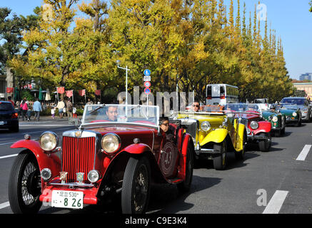 Novembre 27, 2011, Tokyo, Giappone - Un 1948 MG Midget TC conduce il modo durante il quinto auto classica festa 2011 a Tokyo domenica, 27 novembre 2011. Alcuni 43.000 spettatori guarda circa 100 nazionali e stranieri classic e auto d'epoca sfilano il gingko-rigato strade di Meiji santuari esterna in giardino Foto Stock