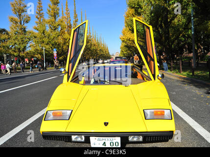 Novembre 27, 2011, Tokyo, Giappone - Con la sua gulwing porta aperta, un 1977 giallo Lamborghini Countach LP400 prende parte al quinto auto classica festa 2011 a Tokyo domenica, 27 novembre 2011. Alcuni 43.000 spettatori guarda circa 100 nazionali e stranieri classic e auto d'epoca sfilano il gingko-rigato st Foto Stock