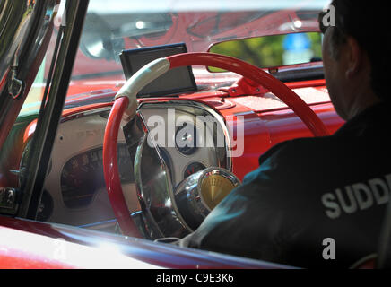 Novembre 27, 2011, Tokyo, Giappone - Un 1957 Plymouth Fury prende parte al quinto auto classica festa 2011 a Tokyo domenica, 27 novembre 2011. Alcuni 43.000 spettatori guarda circa 100 nazionali e stranieri classic e auto d'epoca sfilano il gingko-rigato strade di Meiji santuari giardino esterno in un Foto Stock