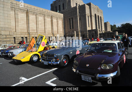 Novembre 27, 2011, Tokyo, Giappone - automobili classiche sono visualizzati nel cortile anteriore di Meiji Memorial Galleria foto durante il quinto auto classica festa 2011 a Tokyo domenica, 27 novembre 2011. Essi sono, da sinistra: un 1977 Lamborghini Countach LP400; un 1964 Volvo 122S Amazon e un 1967 Panh francese Foto Stock