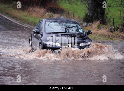 29/11/11, Scotland, Regno Unito. Auto sulla A822 al di fuori di Crieff, Perthshire lotta attraverso acqua di inondazione. Foto Stock