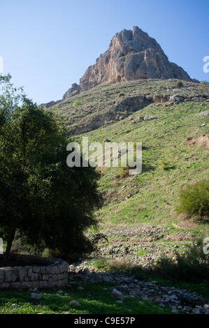 Il 380-metro-alto monte Arbel scogliere sul sentiero del Vangelo che si affacciano sul mare di Galilea. Al tempo di Gesù questa è stata la principale via da Nazaret verso le coste settentrionali del Mar di Galilea. I Vangeli indicano che Gesù è passato in questo modo diverse volte. Bassa Galilea, Israele. Il 29 novembre 2011. Foto Stock