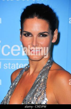 Angie Harmon presso gli arrivi per l'ottava edizione del UNICEF Snowflake Ball, ristorante Cipriani 42nd Street, New York, NY Novembre 29, 2011. Foto di: Gregorio T. Binuya/Everett Collection Foto Stock