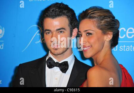 Kevin Jonas, Danielle Jonas presso gli arrivi per l'ottava edizione del UNICEF Snowflake Ball, ristorante Cipriani 42nd Street, New York, NY Novembre 29, 2011. Foto di: Gregorio T. Binuya/Everett Collection Foto Stock