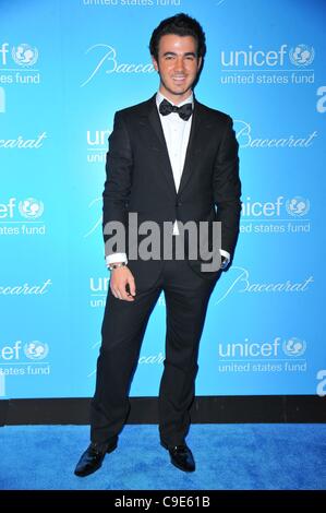 Kevin Jonas presso gli arrivi per l'ottava edizione del UNICEF Snowflake Ball, ristorante Cipriani 42nd Street, New York, NY Novembre 29, 2011. Foto di: Gregorio T. Binuya/Everett Collection Foto Stock